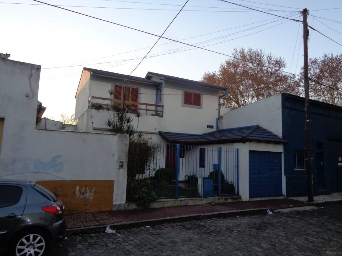 San Martín. Casa en Lote Propio de 7 Ambientes. Dos Plantas con Cochera Cubierta 1