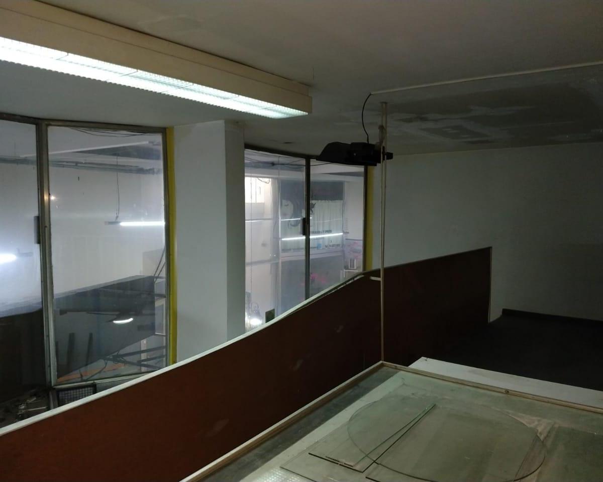 Villa Ballester Centro. Local comercial en galeria s/Alvear.