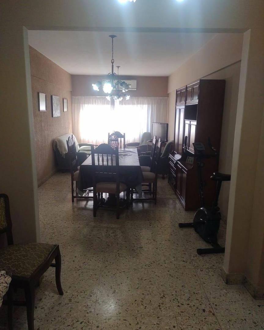 San Martín Centro. Amplio Departamento de 4 Ambientes con 2 3