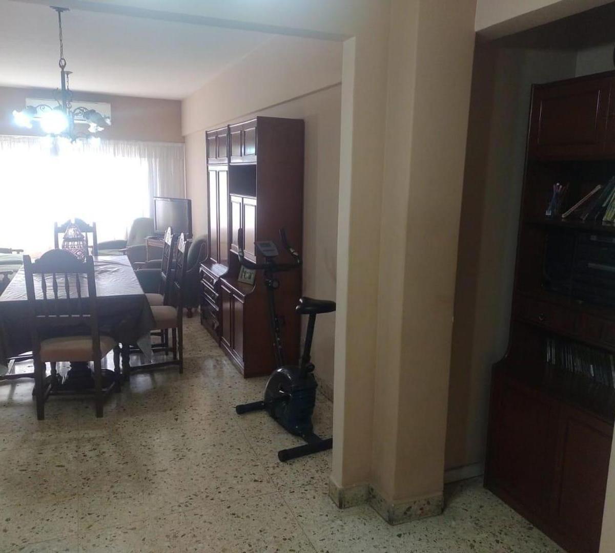 San Martín Centro. Amplio Departamento de 4 Ambientes con 2 5