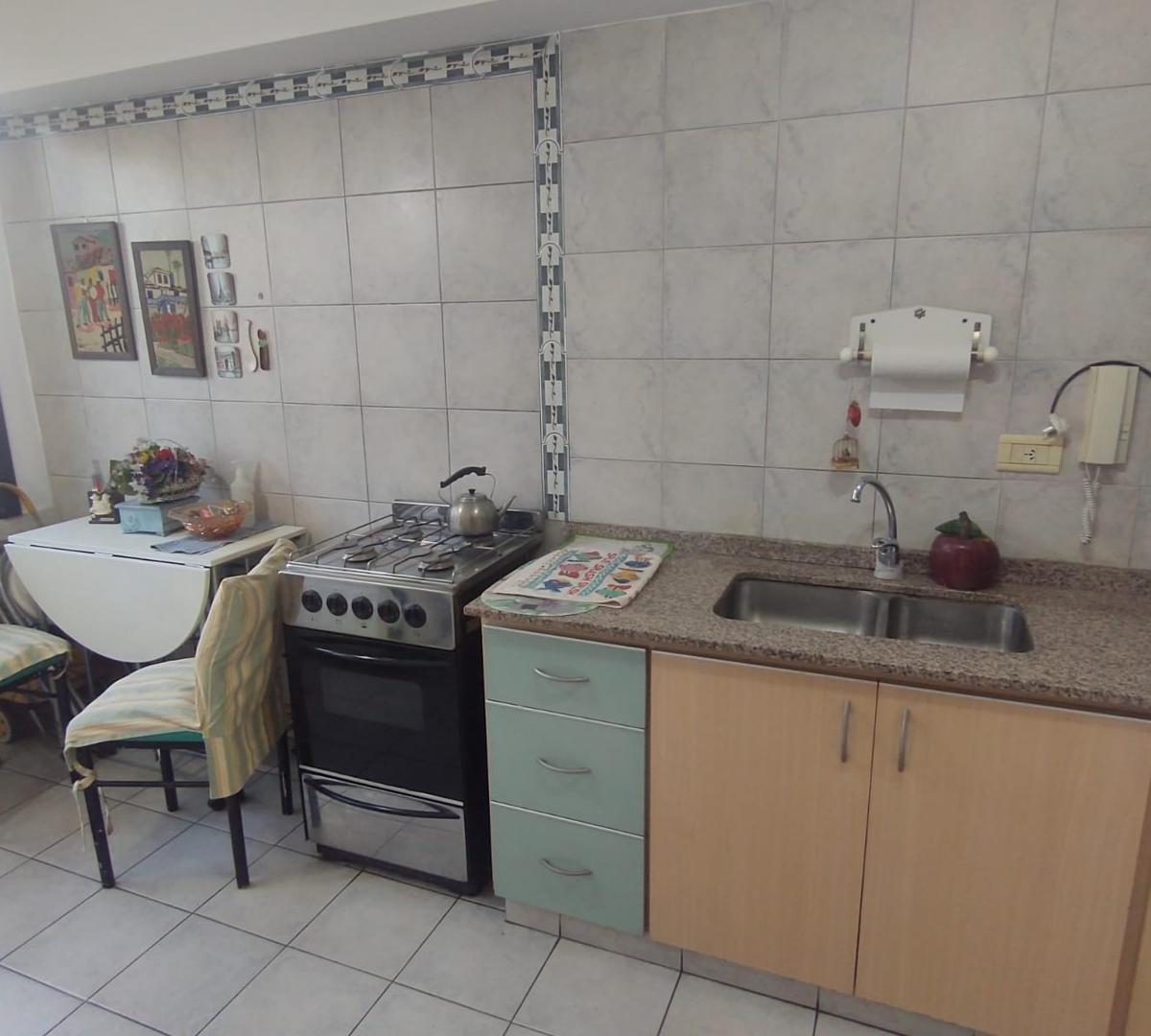 San Martín Centro. Depto. 2 Amb. C/balcón y Cochera 1