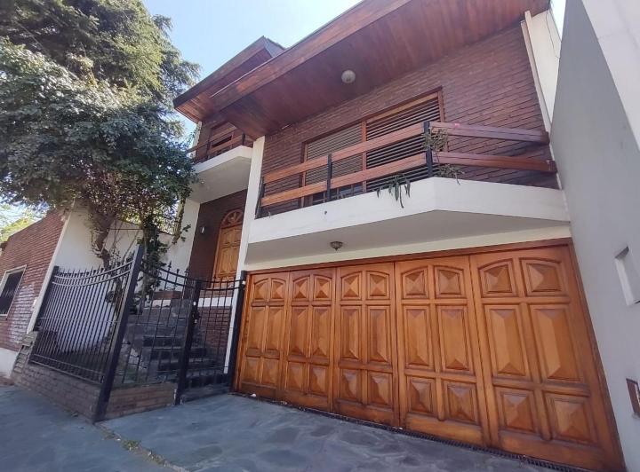 San Andrés. Hermoso Triplex 4 ambientes c/cochera y jardín 3