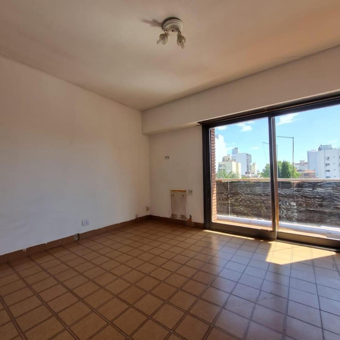 Caseros centro. Departamento monoambiente con balcón