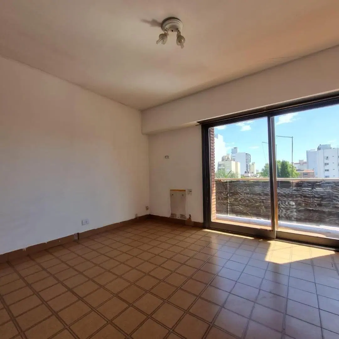 Caseros centro. Departamento monoambiente con balcón 2