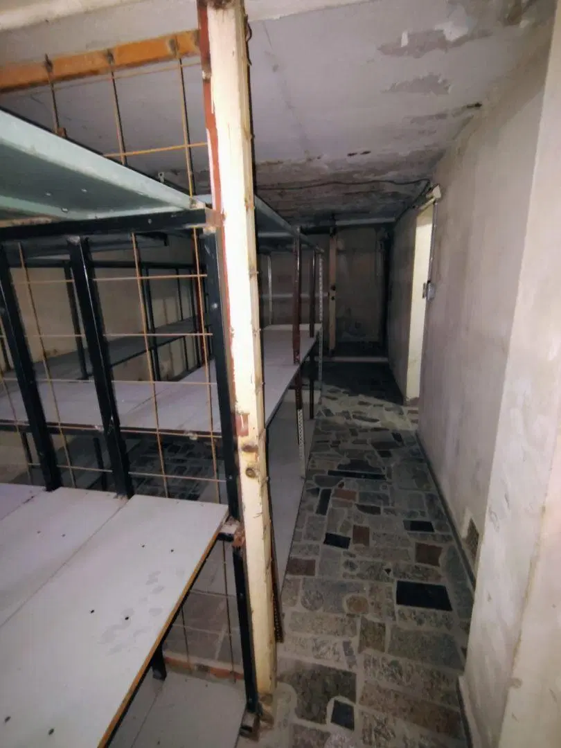 Monserrat Venta local  u oficina en subsuelo  con baño, 108 metros.. 5
