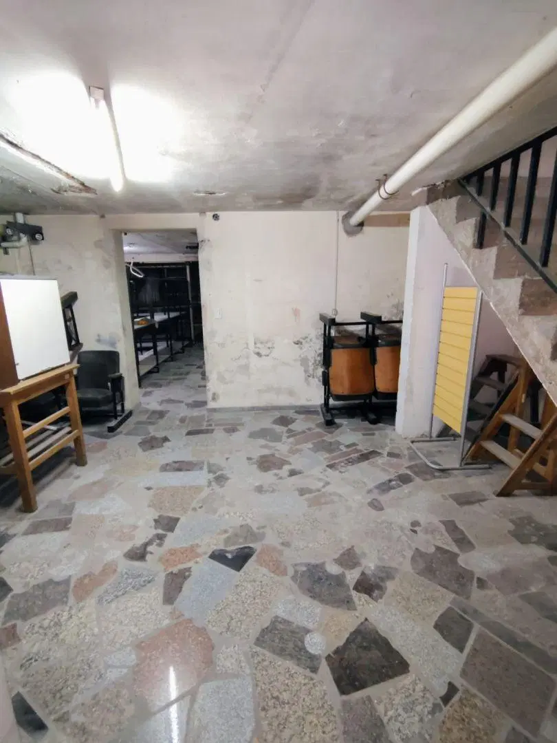 Monserrat Venta local  u oficina en subsuelo  con baño, 108 metros.. 2