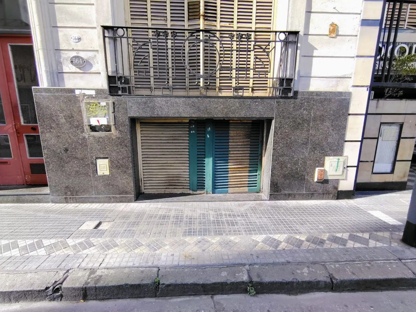 Monserrat Venta local  u oficina en subsuelo  con baño, 108 metros.. 3
