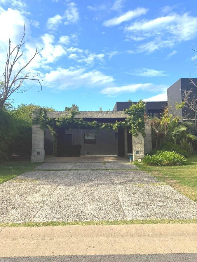 Foto de VENTA CASA EXCLUSIVA 650 m2 - Barrio Privado Santa Bárbara - TRONCOS, imagen 2