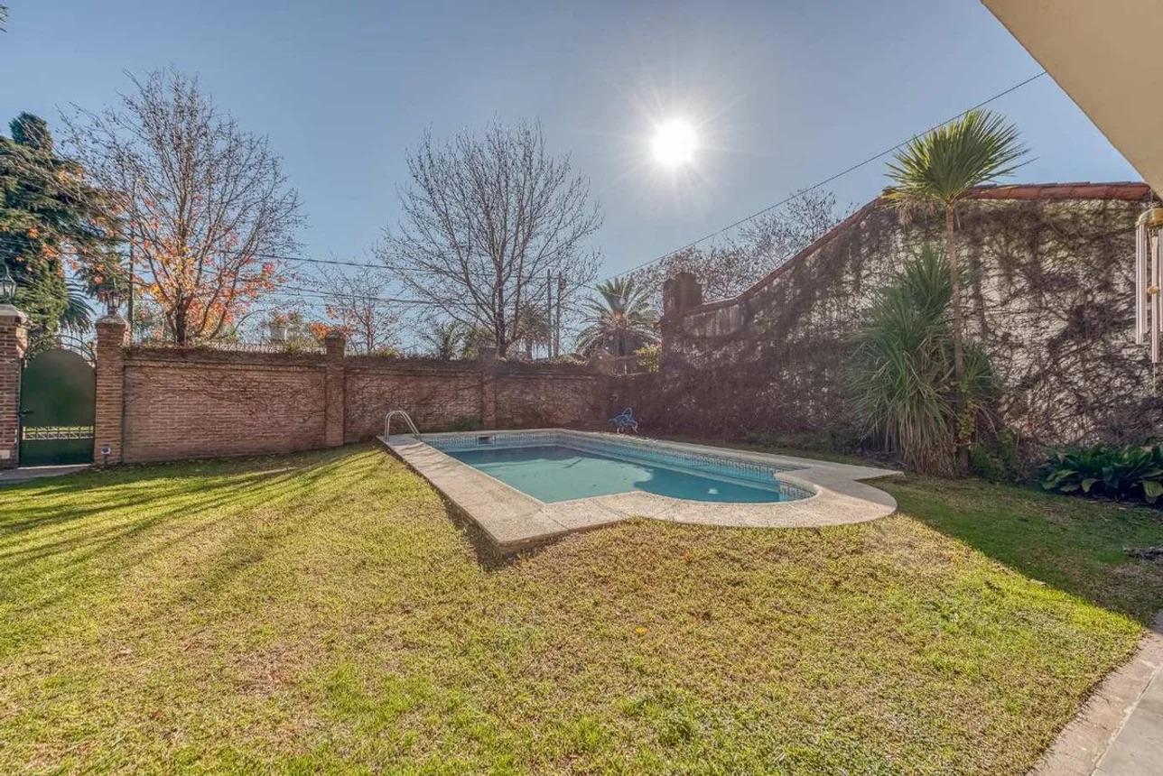 Foto de CASA EN VENTA CON PILETA Y PARQUE - 5 AMBIENTE - ITUZAINGO, imagen 2