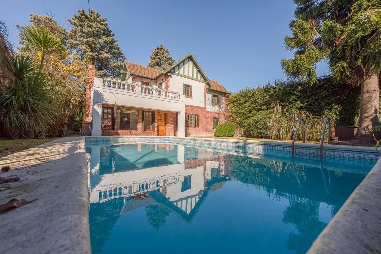 Foto de CASA EN VENTA CON PILETA Y PARQUE - 5 AMBIENTE - ITUZAINGO, imagen 1