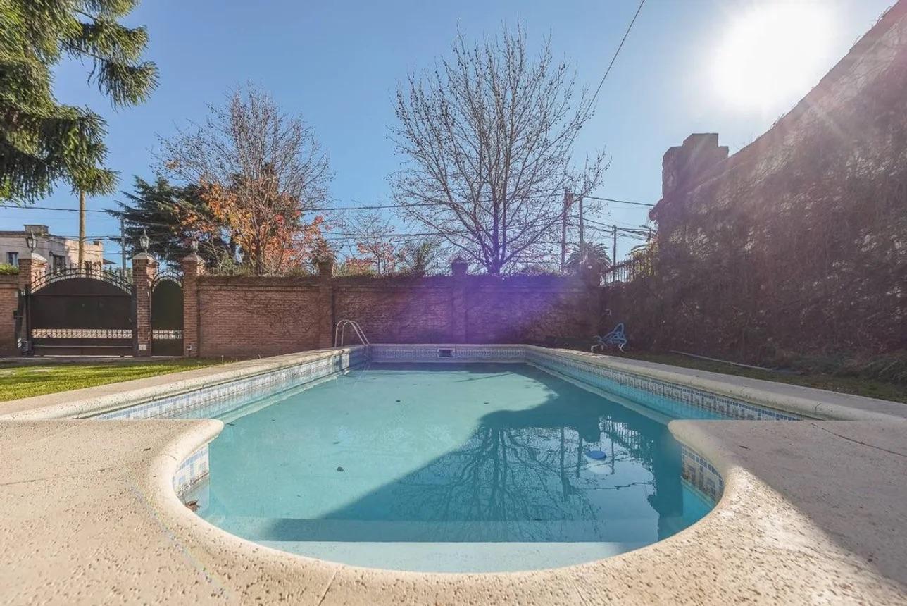 Foto de CASA EN VENTA CON PILETA Y PARQUE - 5 AMBIENTE - ITUZAINGO, imagen 5