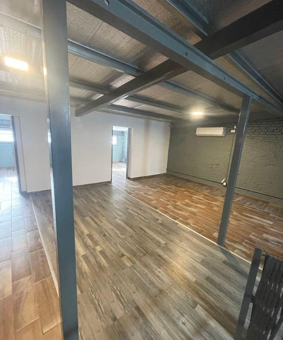 Foto de ALQUILER, GALPÓN, MONTE CASTRO 400 MTS IMPECABLE, OFICINAS O VIVIENDA, imagen 2