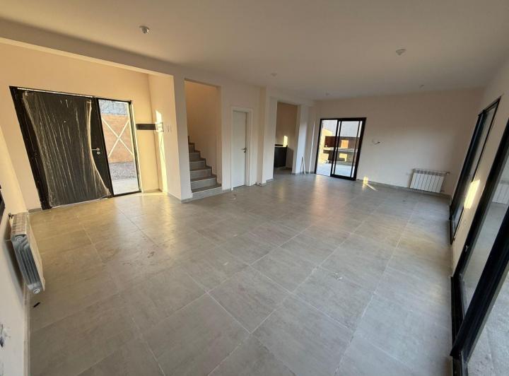VIVI EN LA TRANQUILIDAD - Hermoso Duplex de tres dormitorios en Alquiler - ZONA NORTE. 1