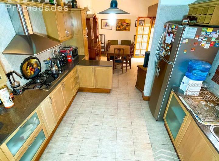 Casa de dos plantas con 4 dormitorios. San Luis 3387 3