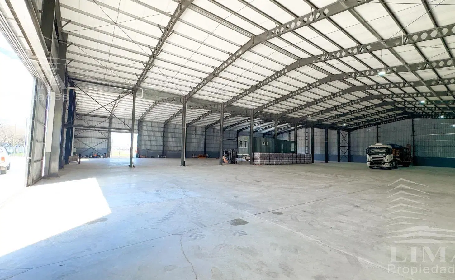 Nave Industrial en Uriburu  al 3300 3