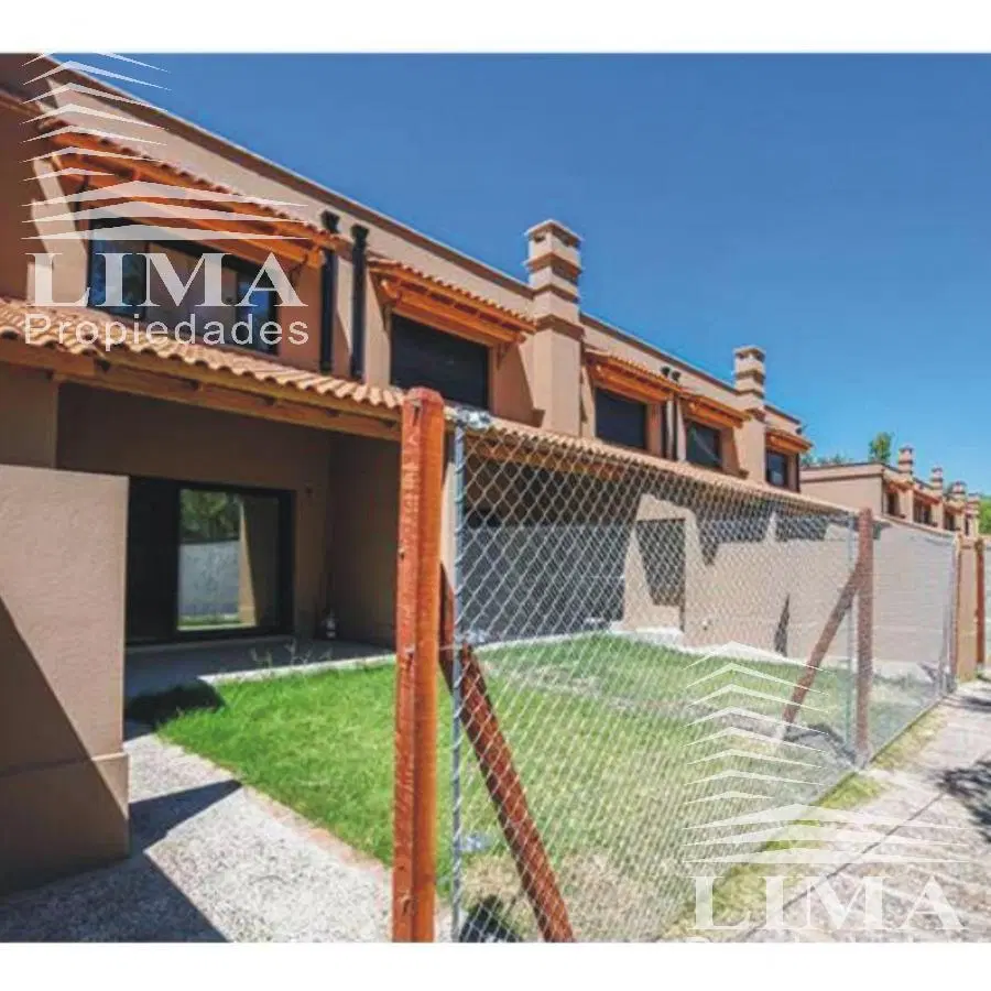 Casa 3 dormitorios. Condominios Ugarteche. Barrio Aldea Fisherton. 1