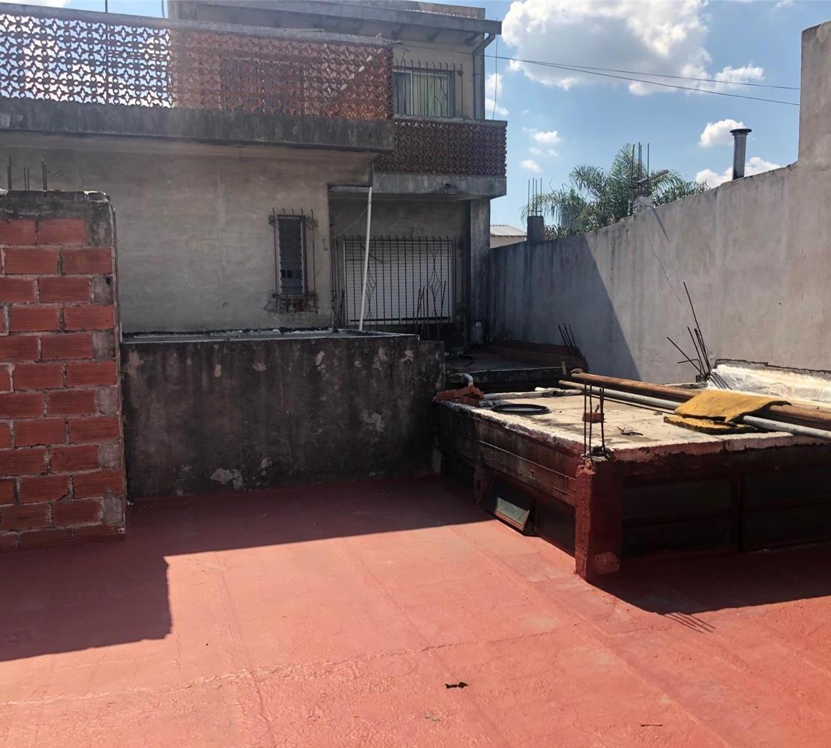 Lote 10x30 - Local Comercial + Galpon + Departamentos - con Renta 2