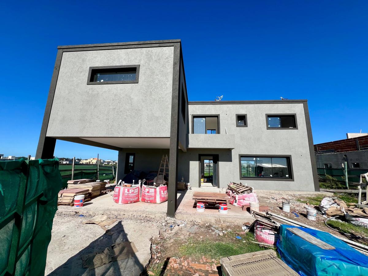 EXCELENTE CASA 4 AMB - 177 M2 CUBIERTOS - LOTE 724 M2 - CON GALERIA Y PISCINA