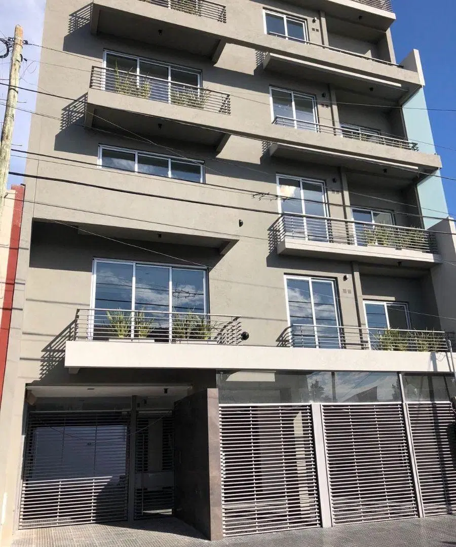 DEPARTAMENTO MONOAMBIENTE CON BALCON Y COCHERA - AL FRENTE 2