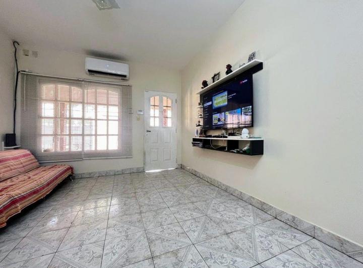 CASA CON 4 DEPARTAMENTO  MAS LOTE EN VENTA MORON 5