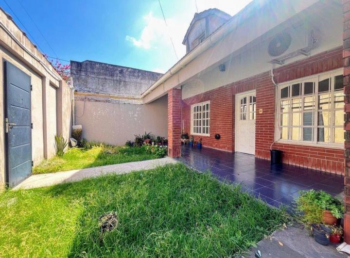 CASA CON 4 DEPARTAMENTO  MAS LOTE EN VENTA MORON 3