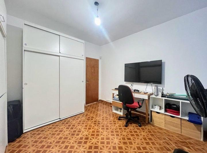 CASA CON 4 DEPARTAMENTO  MAS LOTE EN VENTA MORON 4