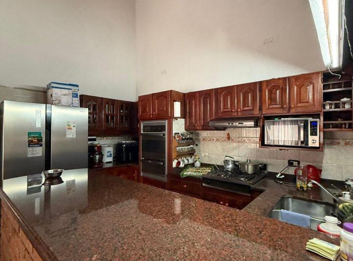 CASA EN VENTA 5 AMBIENTES MAS UN DPTO 3 AMBIENTES 2