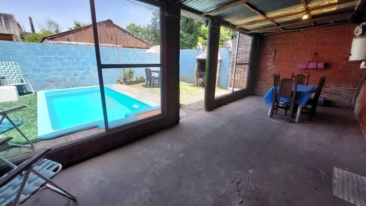 VENTA CASA  3 AMB CON QUINCHO Y PILETA- MERLO 5