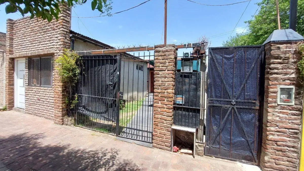 VENTA CASA  3 AMB CON QUINCHO Y PILETA- MERLO 3