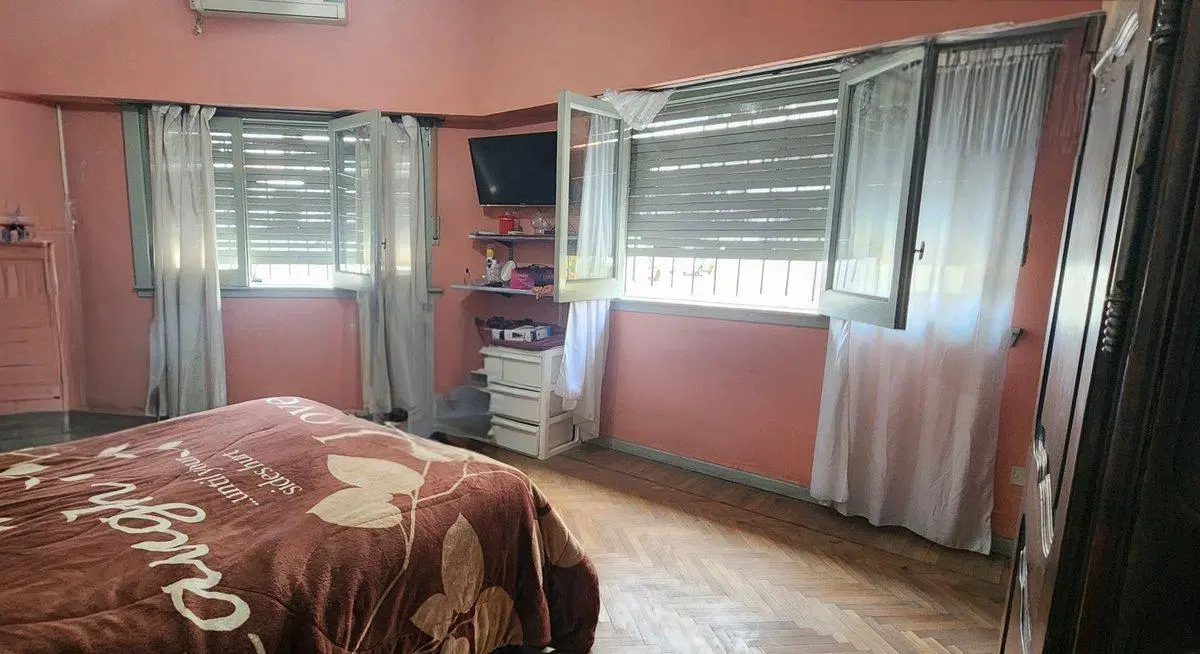 VENTA CASA EN ESQUINA 4 AMB+DEPTO 3 AMB CIUDADELA 5