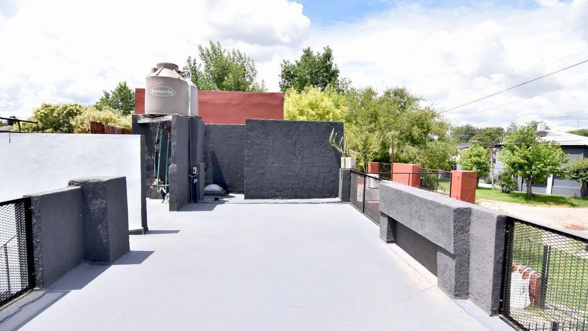 VENTA CASA PH 2 AMBS ITUZAINGO FRENTE COCHERA