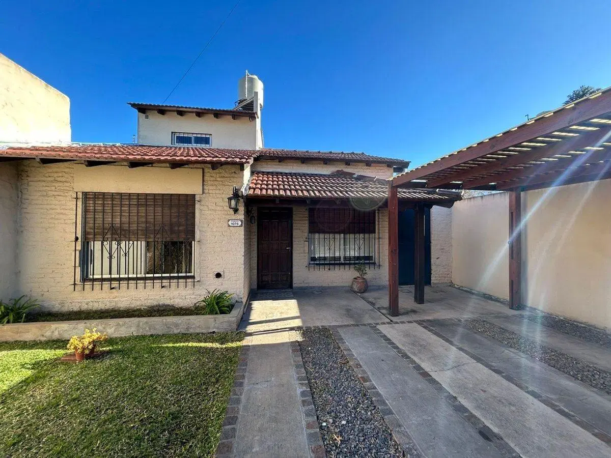 VENTA CASA 4 AMBIENTES C/PARQUE Y COCH - ITUZAINGO 2