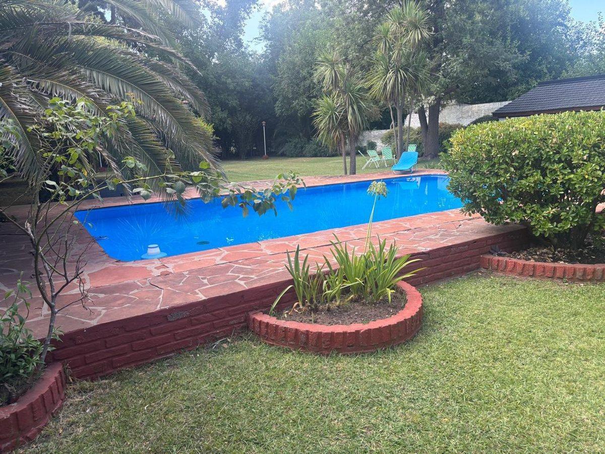VENTA CASA QUINTA CON PILETA Y QUINCHO EN MORENO