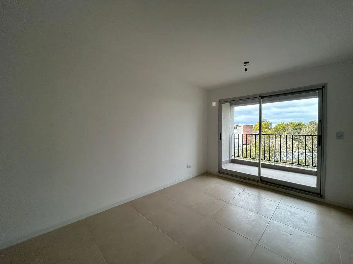 VENTA DEPTO 3 AMB. C/BALCÓN Y COCHERA - ITUZAINGÓ 5