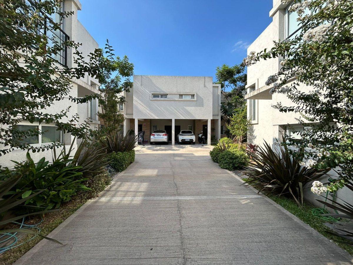 VENTA CASA 4 AMB. JARDÍN Y COCHERA - ITUZAINGO