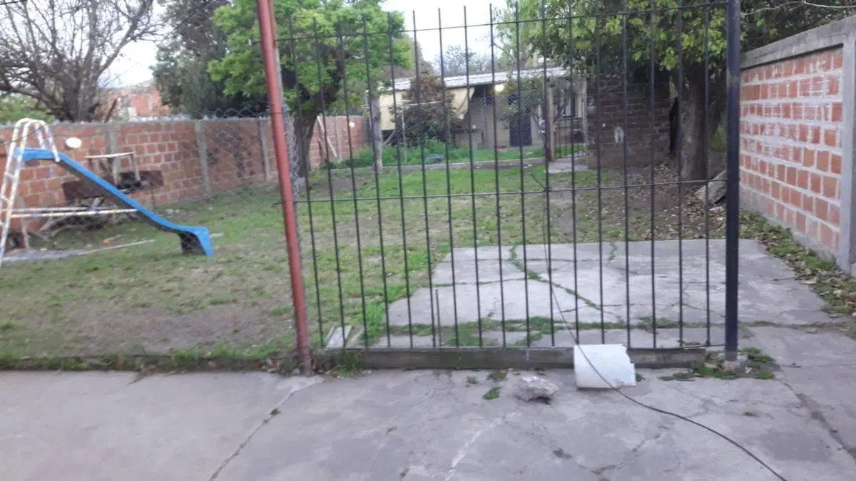 VENTA CASA  MULTIFAMILIAR  CON LOCAL CASTELAR SUR 4