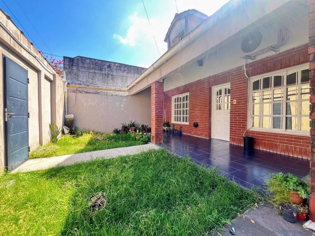 CASA CON 4 DEPARTAMENTO MAS LOTE EN VENTA MORON 2
