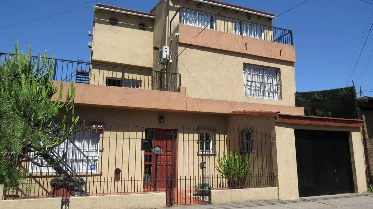 CASA VENTA 5 AMBIENTES CON PILETA Y DEPTO  1 AMB 3
