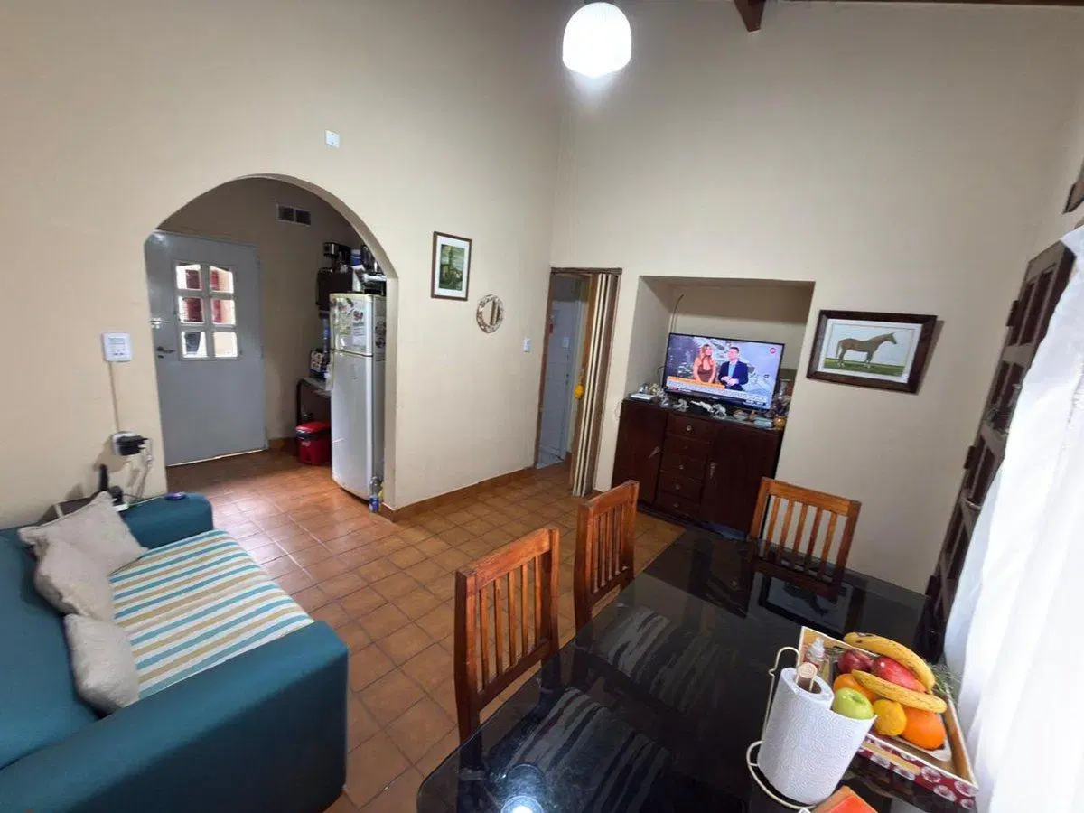 CASA en VENTA EN MERLO CON PATIO COCHERA Y DPTO 4