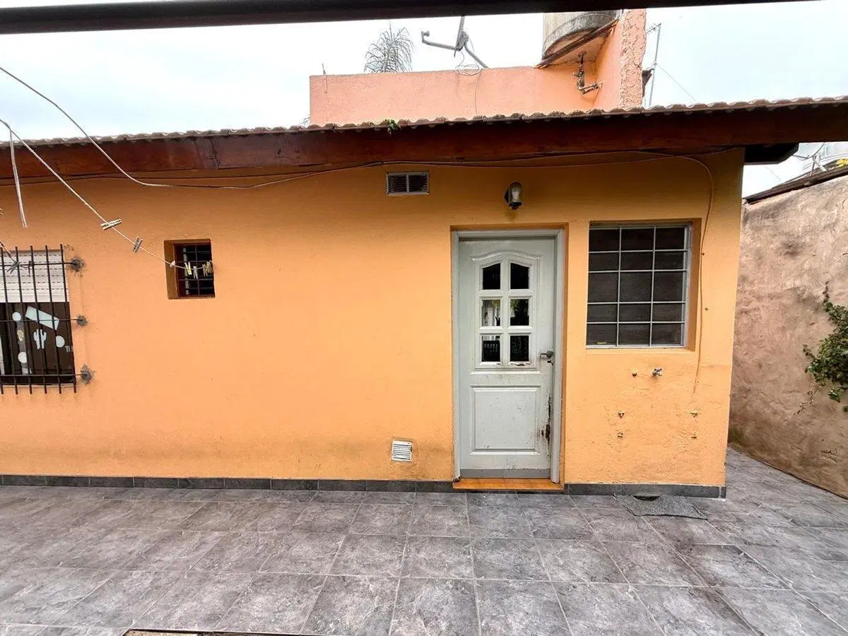 CASA en VENTA EN MERLO CON PATIO COCHERA Y DPTO 2