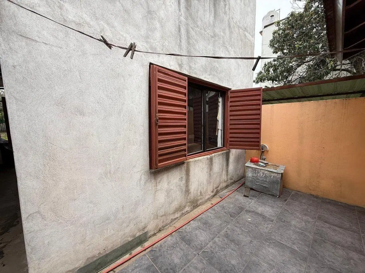 CASA en VENTA EN MERLO CON PATIO COCHERA Y DPTO 5