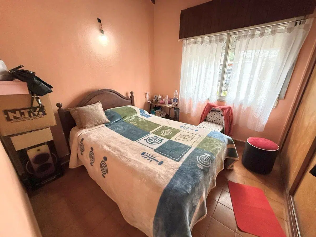 CASA en VENTA EN MERLO CON PATIO COCHERA Y DPTO 3