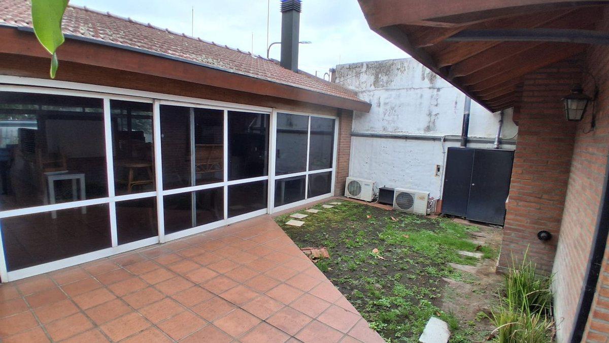 VENTA CASA CON QUINCHO Y FONDO EN MERLO APTO CRED.