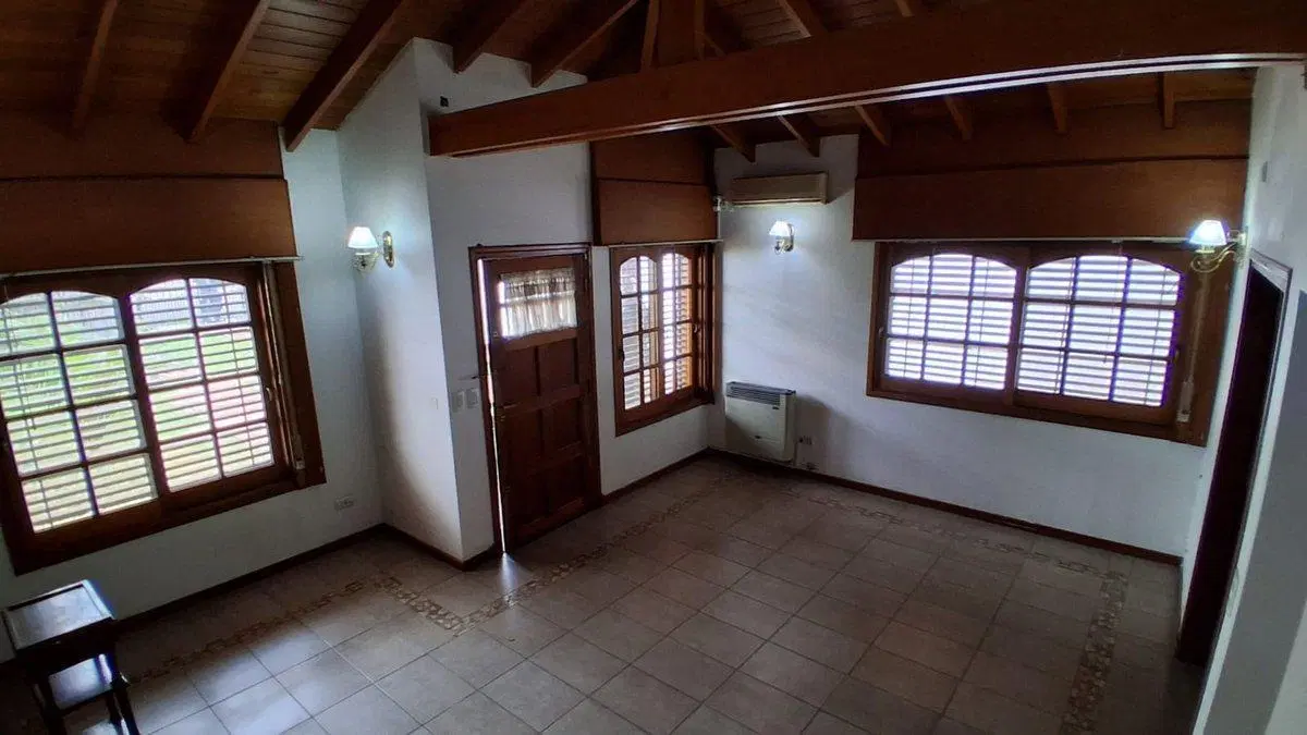 VENTA CASA CON QUINCHO Y FONDO EN MERLO APTO CRED. 4