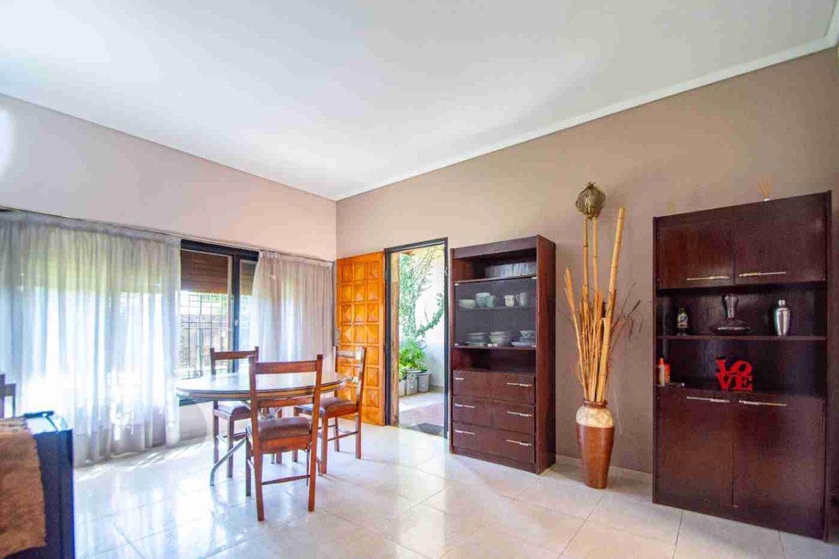 VENTA CASA 6 AMBIENTES CON JARDIN EN CASTELAR SUR.
