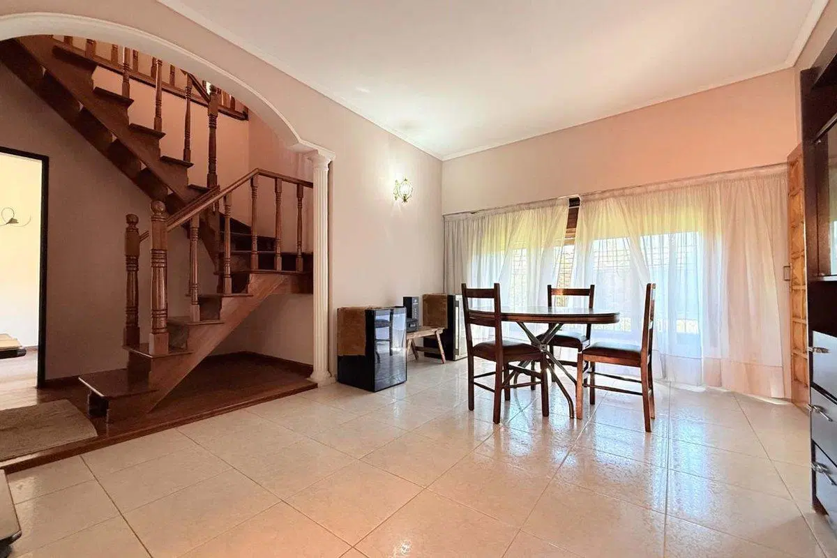 VENTA CASA 6 AMBIENTES CON JARDIN EN CASTELAR SUR. 2