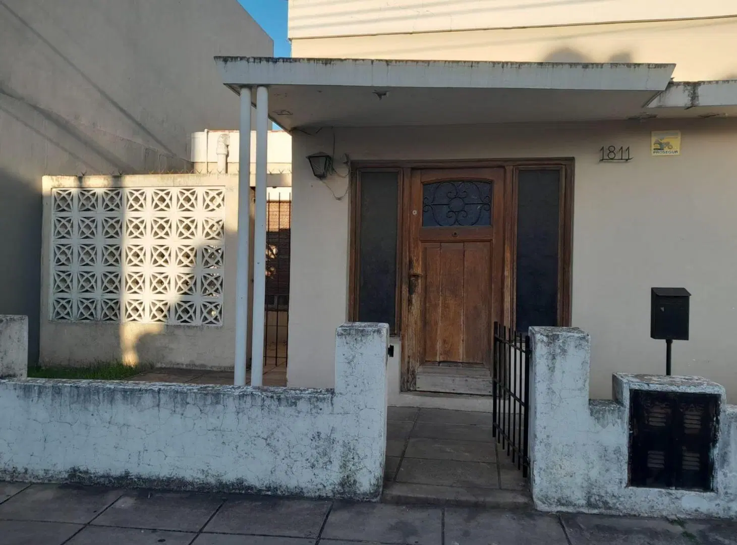 Venta lote con casa a reciclar en Castelar norte. 2