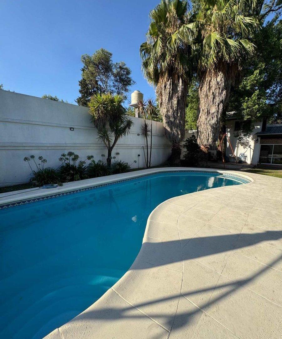Venta Casa 5 Amb. sobre Doble Lote con Piscina