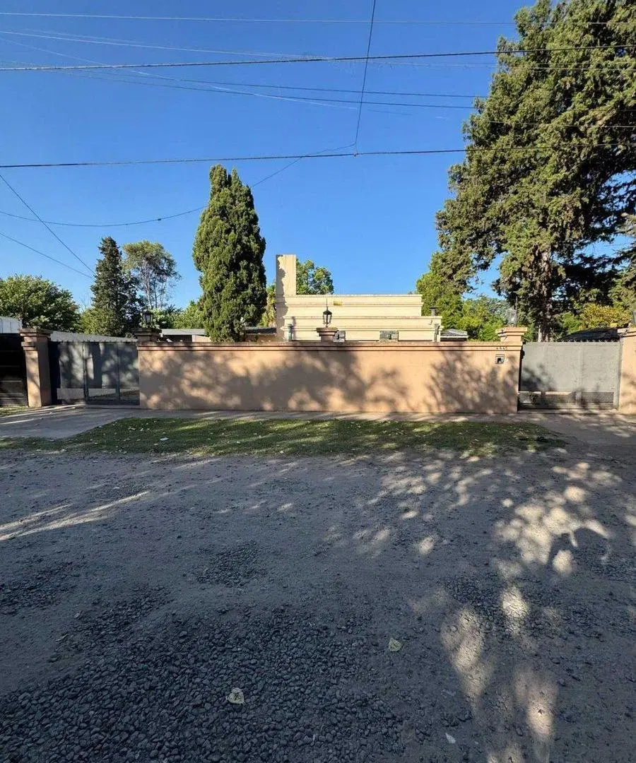 Venta Casa 5 Amb. sobre Doble Lote con Piscina 3