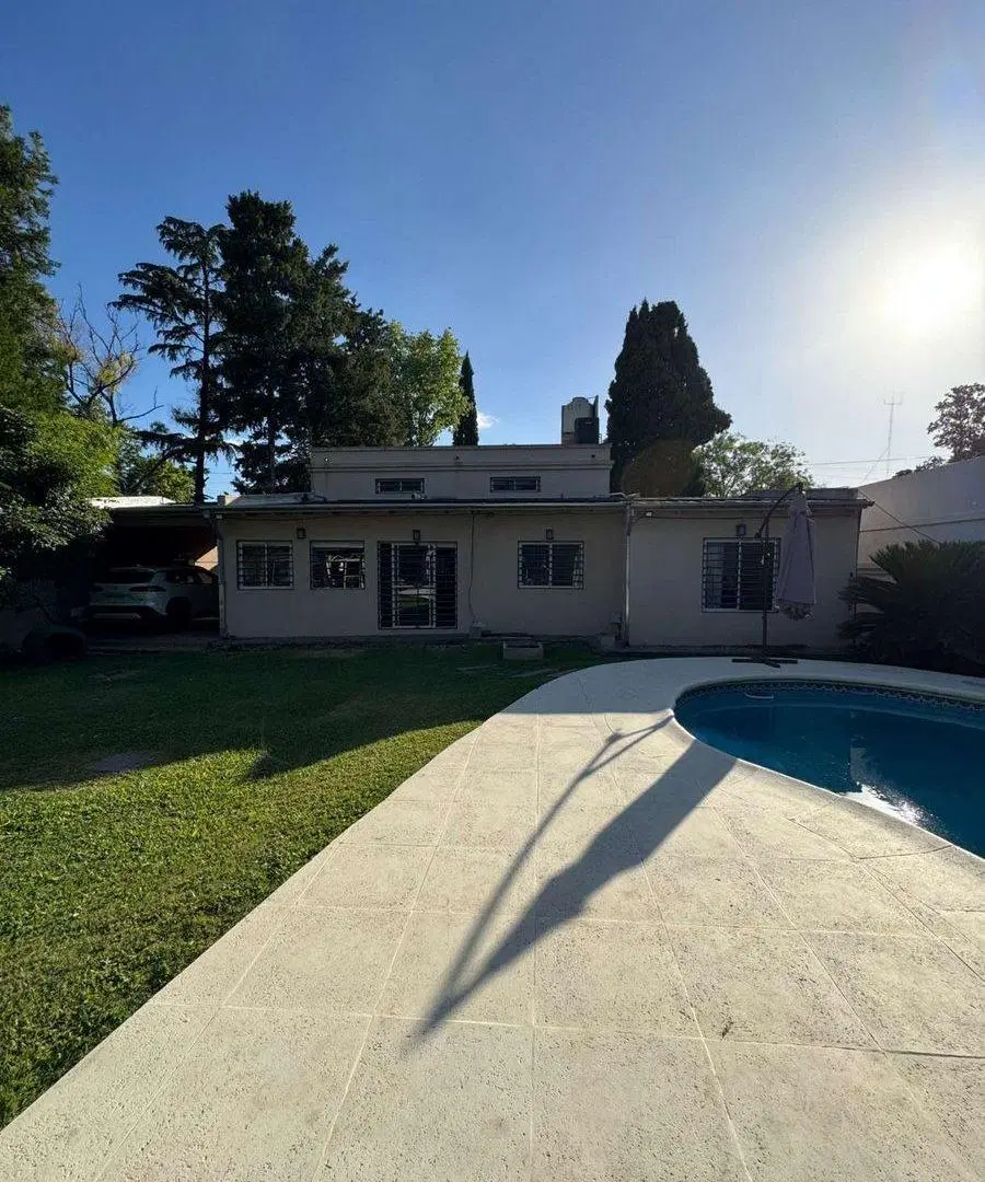 Venta Casa 5 Amb. sobre Doble Lote con Piscina 2